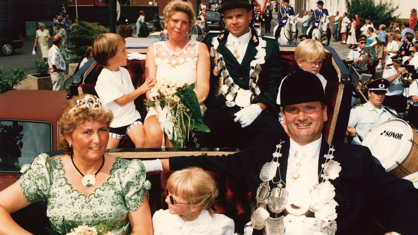 So war das damals, 1997, beim Schützenfest in Flehe: An der Spitze des Regiments der Sankt-Sebastianus-Schützen­bruder­schaft Düsseldorf-Flehe steht Karl-Wilhelm I.