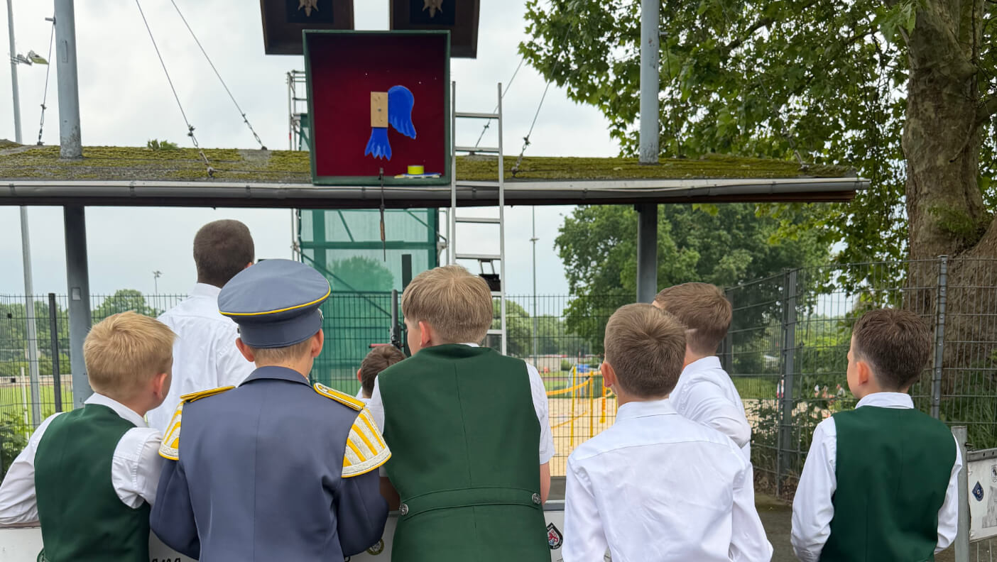 Alljährlich ermittelten die 8- bis 14-jährigen Nach­wuchs­schützen beim Heimatfest in Düsseldorf-Flehe einen neuen Pagenkönig.