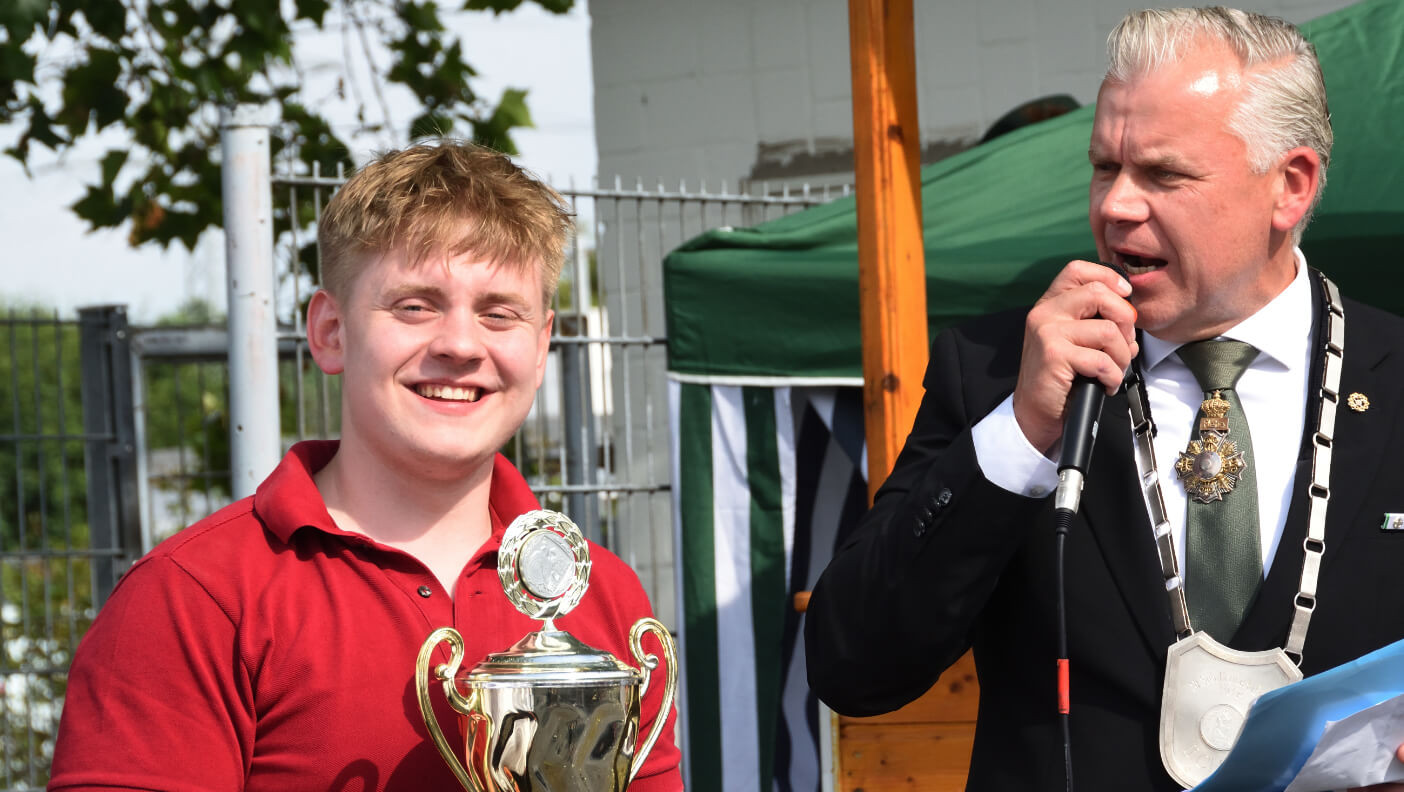 So sehen Sieger aus: Philipp Biesenbach aus den Reihen der 1. Hubertus-Jäger-Kompanie mit dem Peter-Hahnen-Pokal.