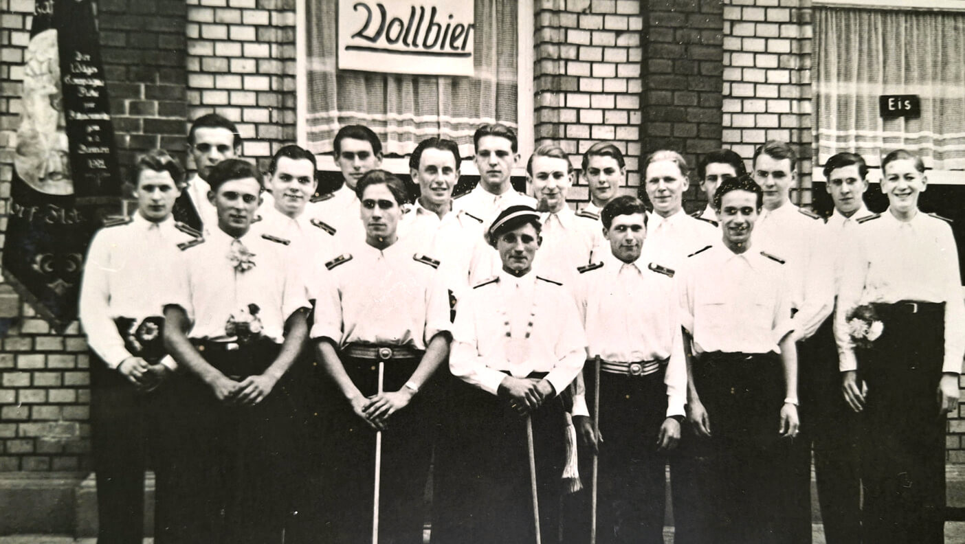 Gruppenbild aus 1949 mit Hans Ingenhoven, Initiator des Neubeginns der Kompanie nach dem 2. Weltkrieg, und Theodor Keup, der 1950 die Leitung der Kompanie übernahm.