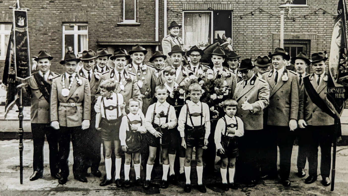 Gruppenbild aus 1967 mit dem I. Schriftführer und II. Hauptmann Hans Fink, dem I. Hauptmann Theo Keup und dem I. Kassierer und Spieß Peter Biermann, die 1992 zu Ehrenvorstandsmitgliedern ernannt wurden.