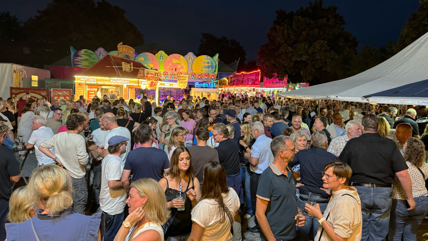 Beim Schützen- und Volksfest in Düsseldorf-Flehe trifft man sich am Samstagabend auf der Party im Festzelt bzw. auf dem Schützenplatz.